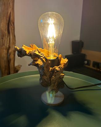 Lampada da tavolo artigianale in legno naturale