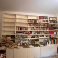 Libreria mobile TV con base con antine
