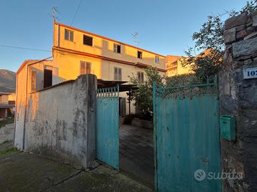 Arbus- Indipendente trilivelli con cortile