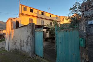 Arbus- Indipendente trilivelli con cortile
