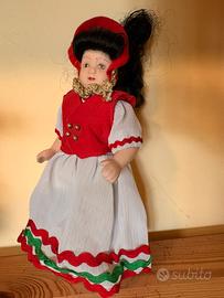 Bambola in porcellana in costume ungherese