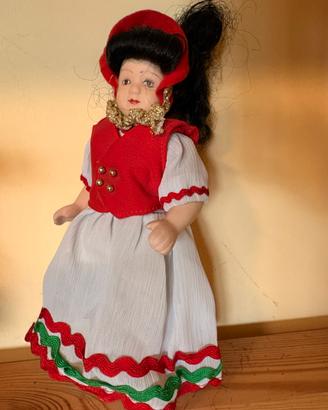 Bambola in porcellana in costume ungherese