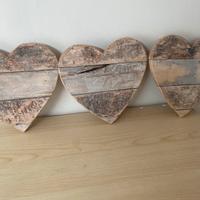Tre cuori in legno