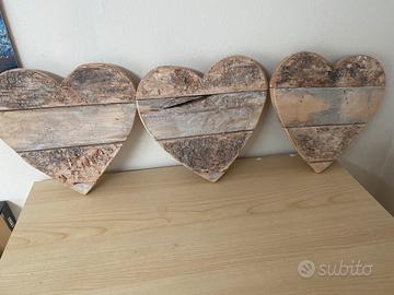 Tre cuori in legno