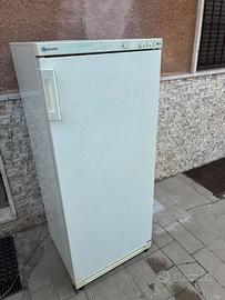 congelatore verticale a cassetti BAUKNECHT