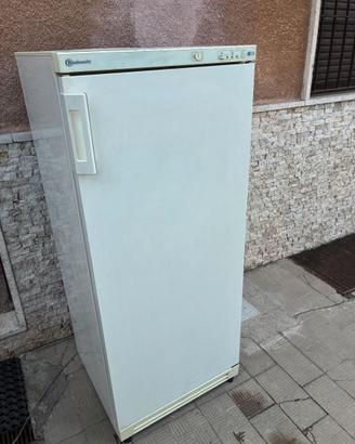 congelatore verticale a cassetti BAUKNECHT