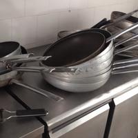 Padelle,teglie e( contenitori ,in acciaio)
