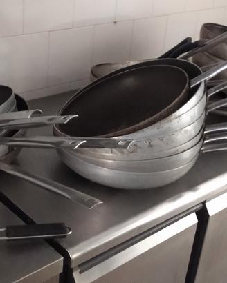 Padelle,teglie e( contenitori ,in acciaio)