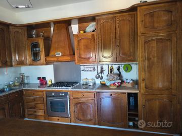 Cucina in rovere massiccio.