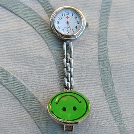 Orologio da infermiera vintage con smile verde  an