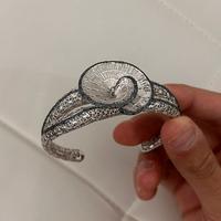 Bracciale Gattinoni rigido argentato con rosa