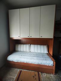 Armadio ponte ciliegio e due poltroncine