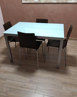 Tavolo in vetro in perfette condizioni, e 4 sedie.