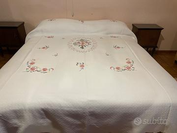 Copriletto ricamato
