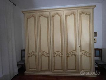 Armadio in legno massiccio