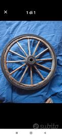 antica ruota in legno