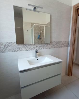 lavabo bagno con specchio e luce