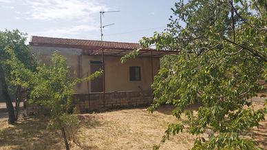 Casa singola e terreno edificabile