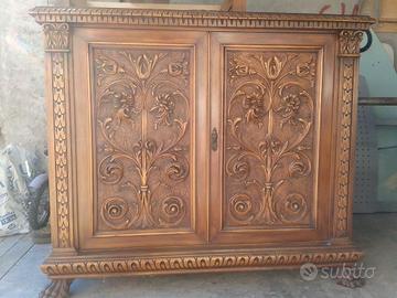 Mobile con piedi a zampa di leone