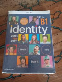 libro scolastico "identity"