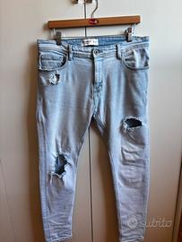 Jeans con strappi [nuovi]