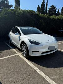 Tesla Model Y RWD anno 2024 a trazione posteriore