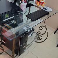 scrivania in vetro e ferrobbattuto.