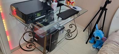 scrivania in vetro e ferrobbattuto.