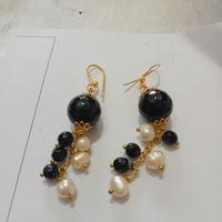 Orecchini con pietre bianche e nere 