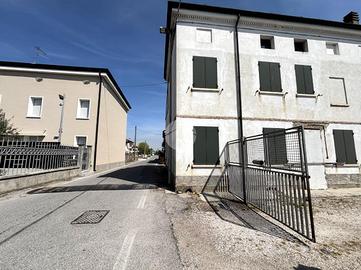 CASA DI CORTE A BAGNOLO SAN VITO