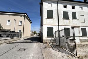 CASA DI CORTE A BAGNOLO SAN VITO