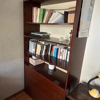 libreria con porta oggetti 