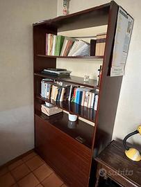 libreria con porta oggetti 
