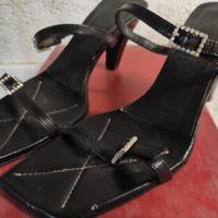 Sandali neri con tacco e due lacci con  fibbie