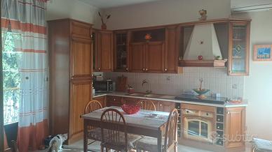 Cucina Pulvirenti legno vero tavolo sedie divano