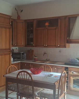Cucina Pulvirenti legno vero tavolo sedie divano