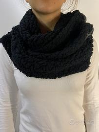 Morbida sciarpa nera ad anello