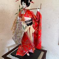 Antica bambola geisha giapponese con teca di vetro