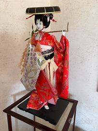Antica bambola geisha giapponese con teca di vetro