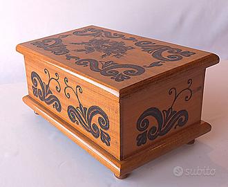 Scatola artigianale in mogano biondo intarsiato
