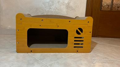 Casetta per gatti con tiragraffi integrato