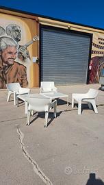4 poltrone e 2 tavolini  Artemide anni 70
