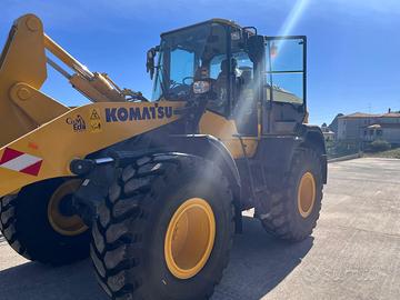 Pala gommata Komatsu wa 270-8 nuova