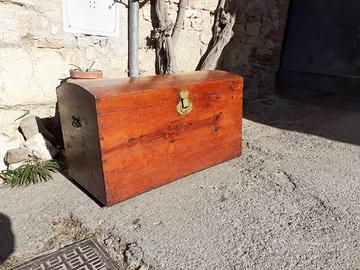 Cassapanca in legno con coperto bombato