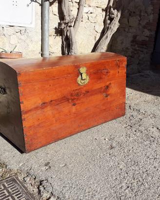 Cassapanca in legno con coperto bombato