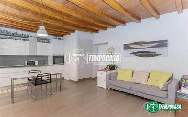 BILOCALE RISTRUTTURATO CON TRAVI A VISTA