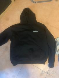 Felpa nera taglia L con disegno stampato dietro