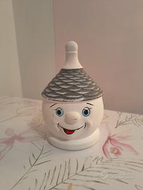 Salvadanaio a forma di trullo.