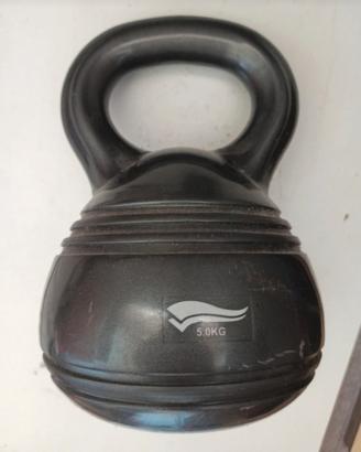 Due kettlebell da 5 kg.