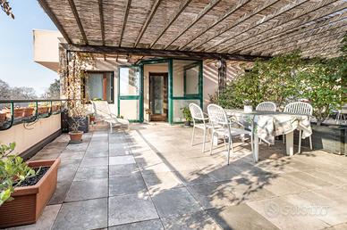 Elegante Appartamento con Ampio Terrazzo